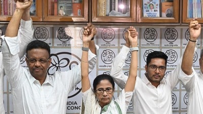 কলকাতা পুরসভার ১০৮ নম্বর ওয়ার্ডের কাউন্সিলর দাবি করেন, সুভাশিস চক্রবর্তী এবং দেবাশিস কুমারের সামনেই নাকি ফিরহাদ হাকিমকে তিনি বলেছিলেন, 'চলো আমরা সবাই মিলে পদত্যাগ করি।' (Hindustan Times) কলকাতা পুরসভার ১০৮ নম্বর ওয়ার্ডের কাউন্সিলর দাবি করেন, সুভাশিস চক্রবর্তী এবং দেবাশিস কুমারের সামনেই নাকি ফিরহাদ হাকিমকে তিনি বলেছিলেন, 'চলো আমরা সবাই মিলে পদত্যাগ করি।' (Hindustan Times)