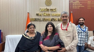 Mayor Akshita Saini with her parents. (HT Photo) Mayor Akshita Saini with her parents. (HT Photo)