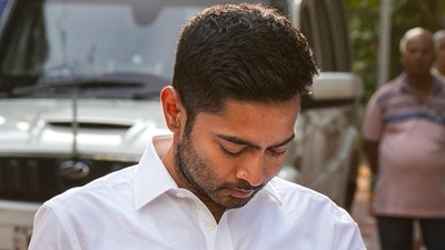 অরূপ চক্রবর্তী কলকাতা পুরসভার পাবলিক অ্যাকাউন্টস কমিটির সদস্যপদ ছাড়তেই বলেন, 'অভিষেক বন্দ্যোপাধ্যায়ের রাস্তায় নেমে মার খান, মমতা বন্দ্যোপাধ্যায়ও রাস্তায় মার খেয়েছিলেন।' (PTI) অরূপ চক্রবর্তী কলকাতা পুরসভার পাবলিক অ্যাকাউন্টস কমিটির সদস্যপদ ছাড়তেই বলেন, 'অভিষেক বন্দ্যোপাধ্যায়ের রাস্তায় নেমে মার খান, মমতা বন্দ্যোপাধ্যায়ও রাস্তায় মার খেয়েছিলেন।' (PTI)