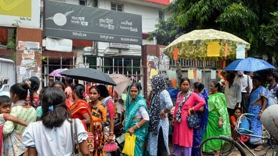 অন্নপূর্ণা যোজনার জন্য অ্যাকাউন্টে লিঙ্ক করার লাইন শিলিগুড়িতে। (ছবি সৌজন্যে পিটিআই) অন্নপূর্ণা যোজনার জন্য অ্যাকাউন্টে লিঙ্ক করার লাইন শিলিগুড়িতে। (ছবি সৌজন্যে পিটিআই)