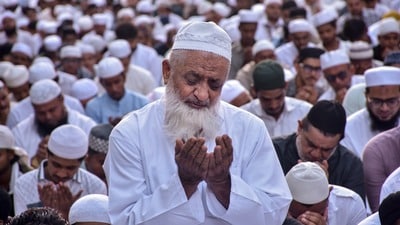 হিন্দু ধর্মাবলম্বীদের অনুভূতির কথা মাথায় রেখেই স্থানীয় বহু মুসলিম পরিবার কোরবানি পিছিয়ে দেওয়ার সিদ্ধান্ত নিয়েছেন। (PTI)