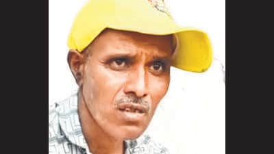 The 14th generation descendants of Jiva Mahale – Prakash Balkrishna Sapkal, 54; his wife, Jayshree Sapkal; and their son, Pratik Sapkal – live in severe financial distress in Kondhawali village, around 70 to 80 kilometres from Wai in Satara district. (HT PHOTO)