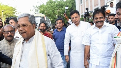 మధ్యాహ్నం 3 గంటలకు సిద్ధరామయ్య రాజీనామా.. డీకేకు మార్గం సుగమం (Naveen Sharma) మధ్యాహ్నం 3 గంటలకు సిద్ధరామయ్య రాజీనామా.. డీకేకు మార్గం సుగమం (Naveen Sharma)