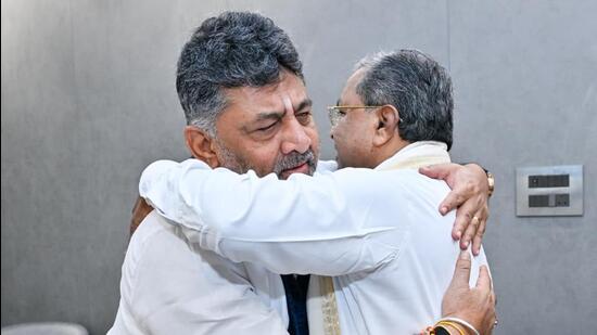 Karnataka chief minister Siddaramaiah (right) with deputy CM DK Shivakumar on Thursday. (HT Photo)