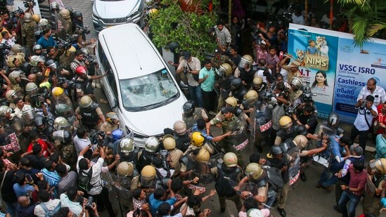 LDF activists attack the vehicle carrying Enforcement Directorate (ED) officials after raid at former Kerala chief minister Pinarayi Vijayan's residence (PTI)