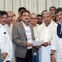 గవర్నర్‌ సెక్రటరీకి రాజీనామా సమర్పించిన కర్ణాటక ముఖ్యమంత్రి సిద్ధరామయ్య 