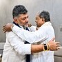 డీకే శివకుమార్‌ను ఆలింగనం చేసుకుంటున్న సిద్దరామయ్య 