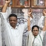 কলকাতা পুরসভার ১০৮ নম্বর ওয়ার্ডের কাউন্সিলর দাবি করেন, সুভাশিস চক্রবর্তী এবং দেবাশিস কুমারের সামনেই নাকি ফিরহাদ হাকিমকে তিনি বলেছিলেন, 'চলো আমরা সবাই মিলে পদত্যাগ করি।'(Hindustan Times)