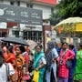 অন্নপূর্ণা যোজনার জন্য অ্যাকাউন্টে লিঙ্ক করার লাইন শিলিগুড়িতে। (ছবি সৌজন্যে পিটিআই)