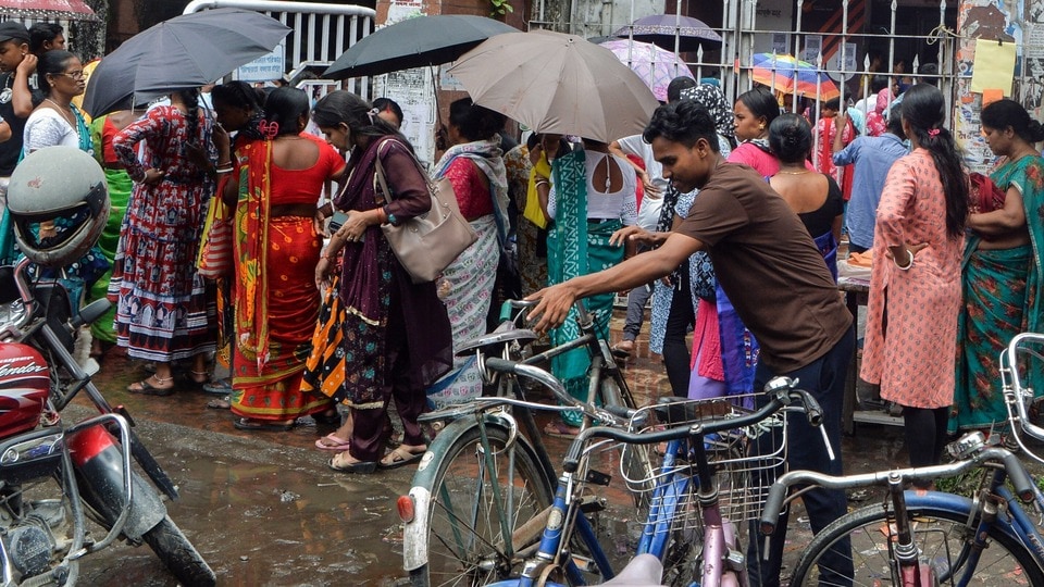 অন্নপূর্ণা যোজনার ১১ পাতার এই ফর্মে আবেদনকারী এবং তাঁর পরিবারের সদস্যদের একাধিক ব্যক্তিগত ও আর্থিক তথ্য বিস্তারিতভাবে জানতে চাওয়া হয়েছে। (Diptendu Dutta)