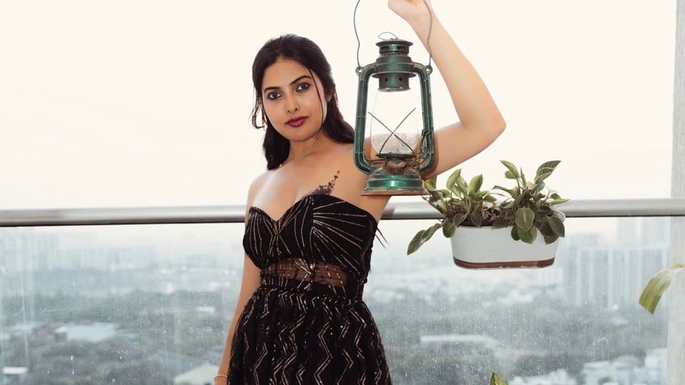 <p>ఓ వైపు సినిమాలు, మరోవైపు వెబ్ సిరీస్ లతో దివి అదరగొడుతోంది. డిఫరెంట్ రోల్స్ చేస్తూ సాగిపోతోంది. </p>(instagram-Divi)