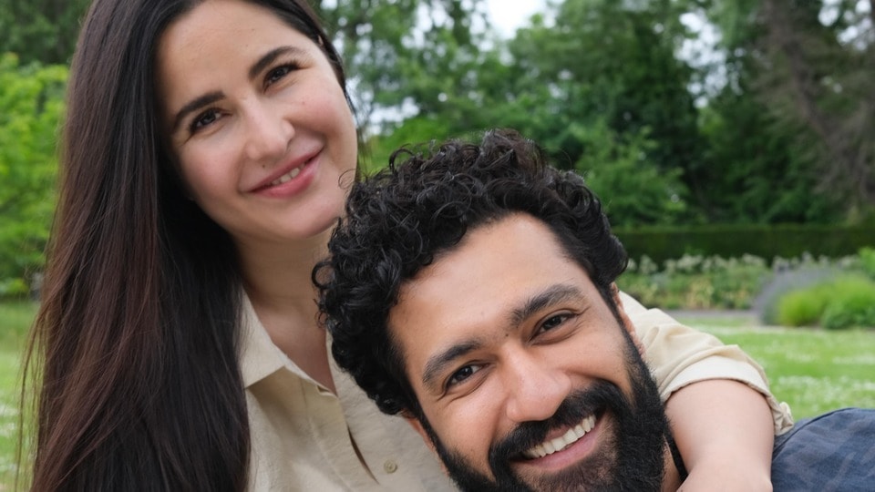 ছেলের সঙ্গে পরিচয় করালেন ভিকি ও ক্যাটরিনা।