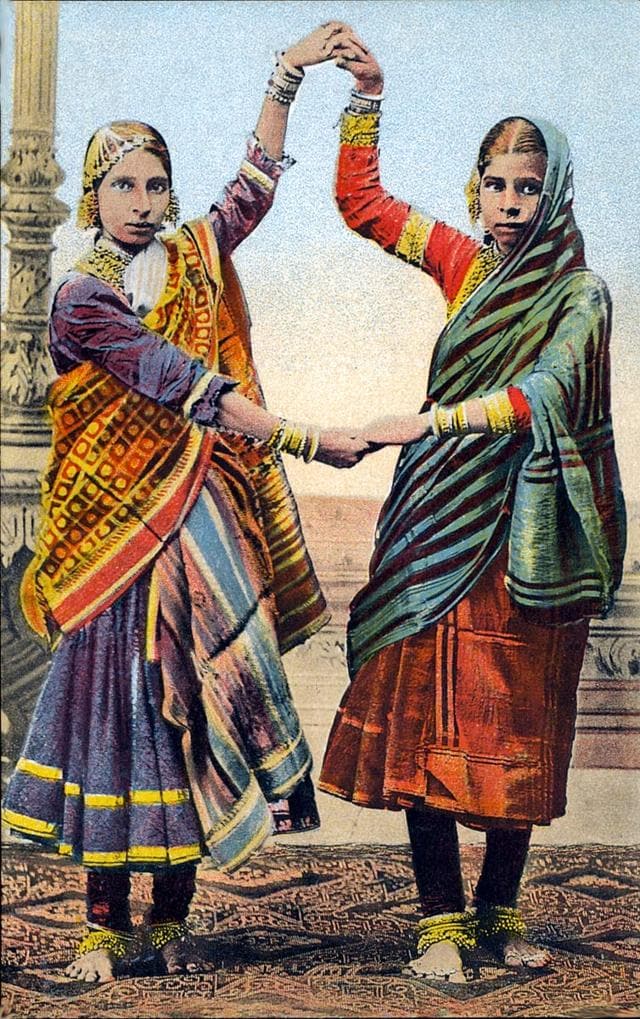 Hand-tinted postcard of Nautch Girls in Bombay(1908) (Courtesy paperjewels.org)