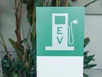 EV vs Petrol: పెట్రోల్ కారు కంటే ఎలక్ట్రిక్ కారు చౌక అనుకుంటున్నారా? 