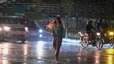 দক্ষিণবঙ্গের বিভিন্ন জেলায় ঘণ্টায় ৫০ থেকে ৭০ কিলোমিটার বেগে ঝোড়ো হাওয়া বইতে পারে বলে পূর্বাভাস দেওয়া হয়েছে।