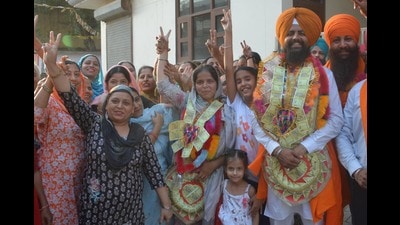 AAP’s Ward No. 24 candidate, Parvinder Kaur, among supporters celebrating outside the counting centre in Zirakpur on Friday. (Sant Arora/HT) AAP’s Ward No. 24 candidate, Parvinder Kaur, among supporters celebrating outside the counting centre in Zirakpur on Friday. (Sant Arora/HT)