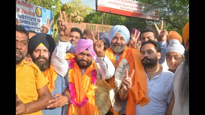 Aam Aadmi Party winning candidates from Majitha constituency celebrate with supporters. (Sameer Sehgal/HT) Aam Aadmi Party winning candidates from Majitha constituency celebrate with supporters. (Sameer Sehgal/HT)