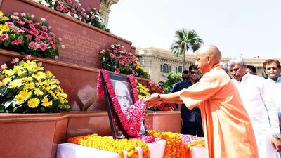Chief minister Yogi Adityanath paying floral tributes to Chaudhary Charan Singh on the Vidhan Bhavan premises. (Sourced)