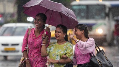 গরমের পরে স্বস্তির বৃষ্টি, হাসি কলকাতায়। (ছবি সৌজন্যে পিটিআই) গরমের পরে স্বস্তির বৃষ্টি, হাসি কলকাতায়। (ছবি সৌজন্যে পিটিআই)