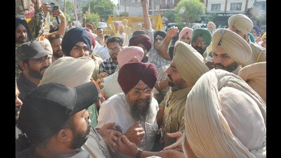 Police stop Congress leaders and workers from entering the counting centre in Amritsar on Friday. (Sameer Sehgal/HT)