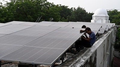 పీఎం సూర్య ఘర్ ఉచిత విద్యుత్ పథకం: దరఖాస్తు విధానం, అర్హతలు ఇవే పీఎం సూర్య ఘర్ ఉచిత విద్యుత్ పథకం: దరఖాస్తు విధానం, అర్హతలు ఇవే