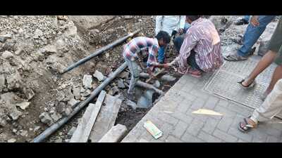 The disruption began around 4.15 pm when a JCB machine engaged in PMC excavation work snapped two 220 kV underground cables connecting the New Parvati substation to the Navi Peth 22/11 kV substation. (HT PHOTO) The disruption began around 4.15 pm when a JCB machine engaged in PMC excavation work snapped two 220 kV underground cables connecting the New Parvati substation to the Navi Peth 22/11 kV substation. (HT PHOTO)
