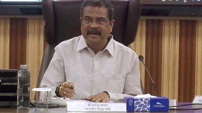 CBSE-র তিন ভাষা নীতির পক্ষে সওয়াল শিক্ষামন্ত্রীর (HT_PRINT) CBSE-র তিন ভাষা নীতির পক্ষে সওয়াল শিক্ষামন্ত্রীর (HT_PRINT)