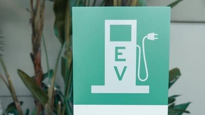 EV vs Petrol: పెట్రోల్ కారు కంటే ఎలక్ట్రిక్ కారు చౌక అనుకుంటున్నారా? EV vs Petrol: పెట్రోల్ కారు కంటే ఎలక్ట్రిక్ కారు చౌక అనుకుంటున్నారా?