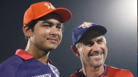 Justin Langer clicked a photo with Vaibhav Sooryavanshi after LSG vs RR clash. (X Image)
