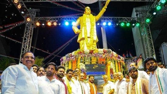 ఎన్టీఆర్ విగ్రహాన్ని ఆవిష్కరించిన సీఎం రేవంత్ రెడ్డి