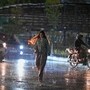 দক্ষিণবঙ্গের বিভিন্ন জেলায় ঘণ্টায় ৫০ থেকে ৭০ কিলোমিটার বেগে ঝোড়ো হাওয়া বইতে পারে বলে পূর্বাভাস দেওয়া হয়েছে।