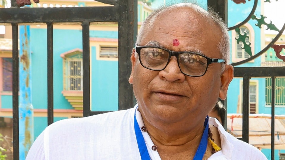 বিধায়ক চন্দ্রনাথ সিনহার বাড়িতে সিআইডি আধিকারিকরা। (PTI)