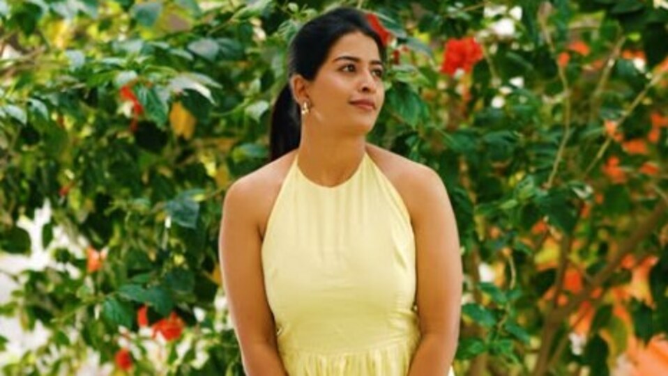 <p>అన్షు ఫొటోలు నెట్టింట వైరల్ గా మారాయి. క్యూట్, లవ్ అంటూ నెటిజన్లు కామెంట్లు పెడుతున్నారు. </p>(instagram-Thandra Anshu Reddy)