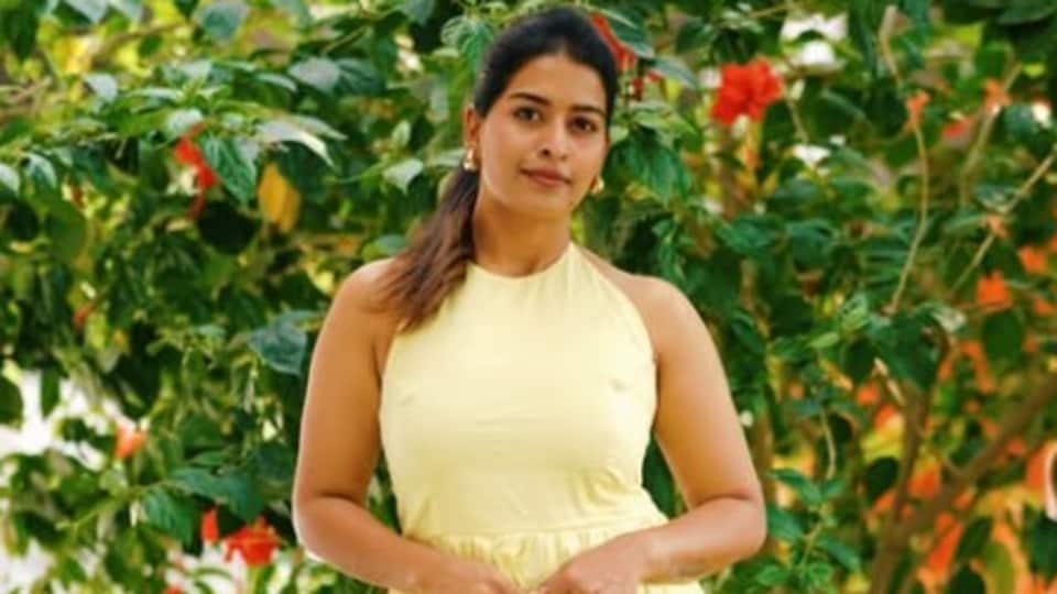 <p>ఇల్లు ఇల్లాలు పిల్లలు సీరియల్ లో నర్మద క్యారెక్టర్ లో అద్భుతమైన నటనతో తెలుగు ప్రేక్షకులను అలరిస్తున్న అన్షు రెడ్డి తాజా ఫొటోలు వైరల్ గా మారాయి.</p>(instagram-Thandra Anshu Reddy)