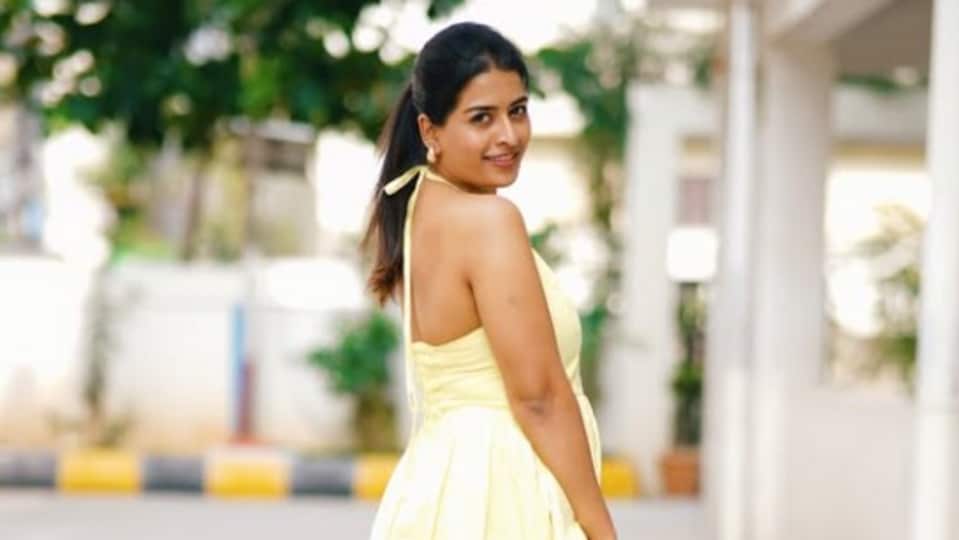 <p>‘మై హార్ట్ ఈజ్ బీటింగ్’ అనే క్యాప్షన్ తో ఈ ఫొటోలను ఇవాళ (మే 29) అన్షు తన ఇన్ స్టాలో పోస్టు చేసింది. </p>(instagram-Thandra Anshu Reddy)