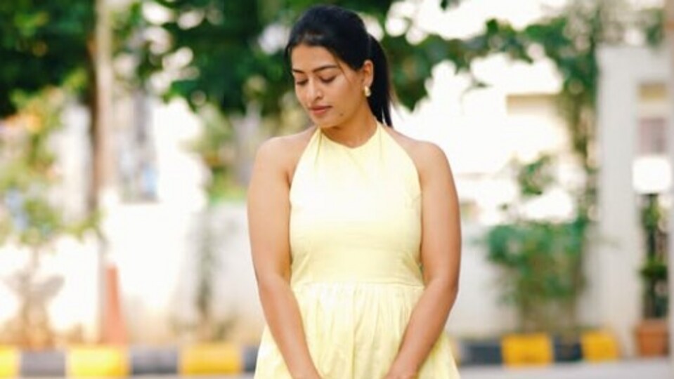 <p>రామరాజు కుటుంబం స్టోరీ ఆధారంగా ఇల్లు ఇల్లాలు పిల్లలు సీరియల్ సాగుతోంది. ఇందులో రామరాజు రెండో కోడలే నర్మద. ఈ సీరియల్ లో ప్రభాకర్, ఆమని, మన్విత తదితరులు నటిస్తున్నారు.</p>(instagram-Thandra Anshu Reddy)