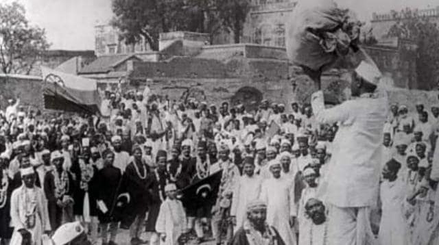 Hindus and Muslims, displaying the flags of both the Indian National Congress and the Muslim League, collecting clothes to be later burnt as a part of MK Gandhi’s Non-cooperation movement in 1922. (Wikimedia Commons) Hindus and Muslims, displaying the flags of both the Indian National Congress and the Muslim League, collecting clothes to be later burnt as a part of MK Gandhi’s Non-cooperation movement in 1922. (Wikimedia Commons)