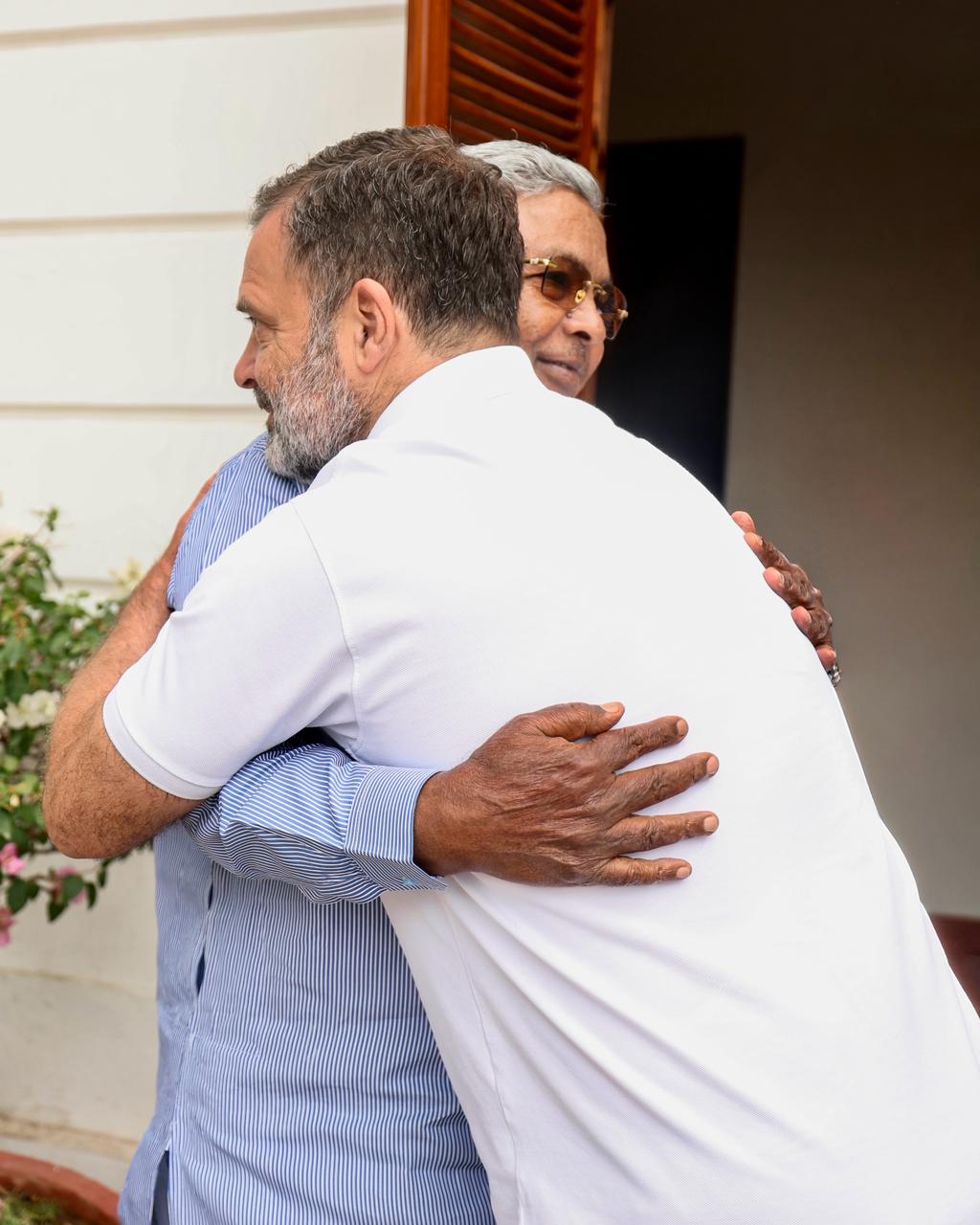 Rahul Gandhi and Siddaramaiah hug. (HT)