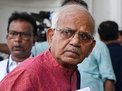 বিরোধী দলনেতা হিসেবে শোভনদেব চট্টোপাধ্যায়ের নাম প্রস্তাব করে যে নথি জমা দেওয়া হয়েছিল, সেই নথির কয়েকটি স্বাক্ষর নিয়ে অসঙ্গতির অভিযোগ ওঠে।
