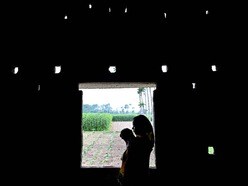 মালদহের ইংলিশবাজার থানার চন্দনপার্ক এলাকায় সম্প্রতি একটি হোল্ডিং সেন্টার চালু করা হয়। সেখানে রাখা হয়েছিল মোট ৯ জন বাংলাদেশিকে। (ছবিটি প্রতীকী)