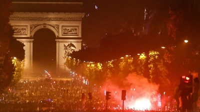 PSG supporters gather on the Champs-Élysées Avenue after the club won the UEFA Champions League final between Paris Saint-Germain (PSG) and Arsenal FC played in Budapest. (Photo by ROMEO BOETZLE / AFP) PSG supporters gather on the Champs-Élysées Avenue after the club won the UEFA Champions League final between Paris Saint-Germain (PSG) and Arsenal FC played in Budapest. (Photo by ROMEO BOETZLE / AFP)