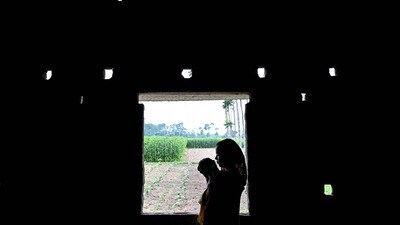 মালদহের ইংলিশবাজার থানার চন্দনপার্ক এলাকায় সম্প্রতি একটি হোল্ডিং সেন্টার চালু করা হয়। সেখানে রাখা হয়েছিল মোট ৯ জন বাংলাদেশিকে। (ছবিটি প্রতীকী) (AFP) মালদহের ইংলিশবাজার থানার চন্দনপার্ক এলাকায় সম্প্রতি একটি হোল্ডিং সেন্টার চালু করা হয়। সেখানে রাখা হয়েছিল মোট ৯ জন বাংলাদেশিকে। (ছবিটি প্রতীকী) (AFP)
