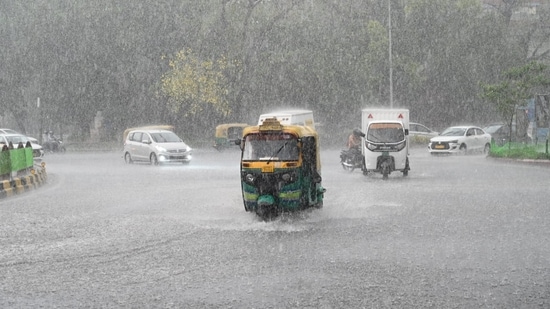 Delhi put on IMD's red alert for severe thunder storm and dust storm warning on Saturday (May 30) (Arvind Yadav/HT)