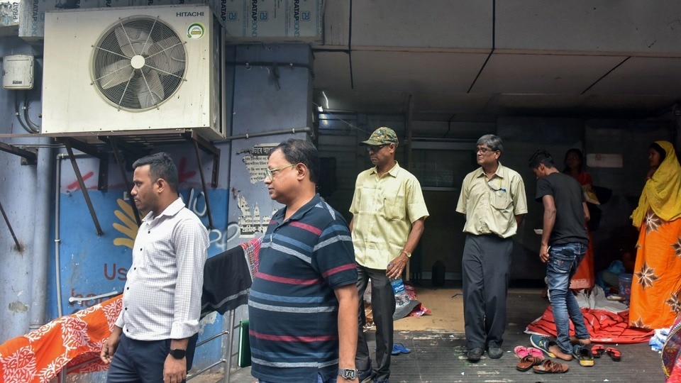 মুখ্যমন্ত্রী জানান, কন্ট্রোল রুমে নির্দিষ্ট ফোন নম্বর এবং হেল্পলাইন চালু করা হয়েছে, যেখানে রোগী বা তাঁদের পরিবারের সদস্যরা সরাসরি অভিযোগ জানাতে পারবেন। (Saikat Paul)
