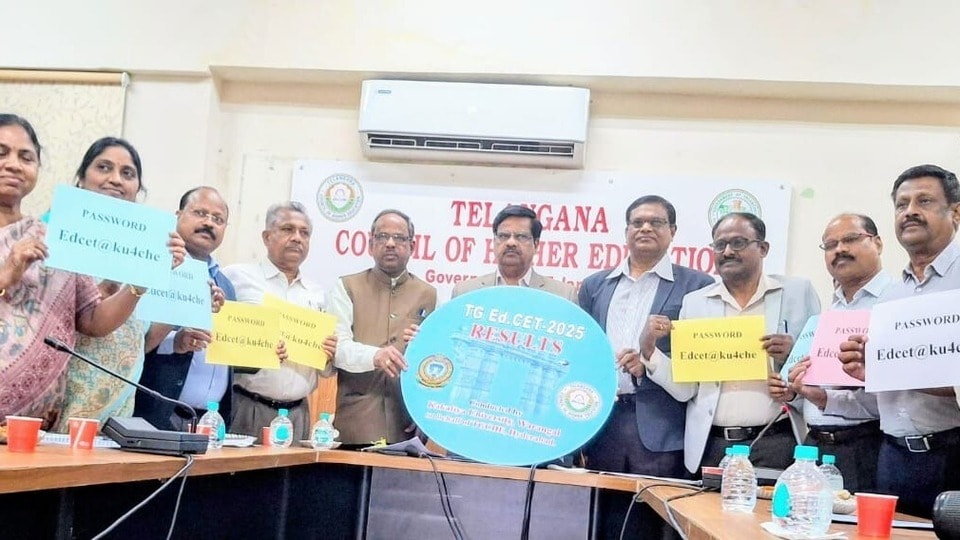 <p>ప్రభుత్వ ఉపాధ్యాయ ఉద్యోగాలకు బీఈడీ తప్పనిసరి కావడంతో… ఈసారి పోటీతో పాటు ఉత్తీర్ణత శాతం కూడా గణనీయంగా పెరగడం గమనార్హం.</p>