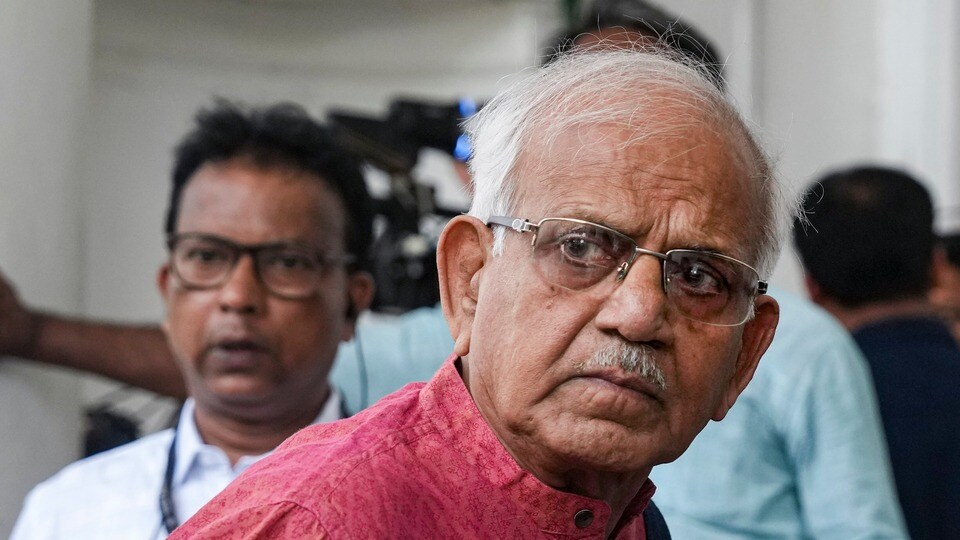 বিরোধী দলনেতা হিসেবে শোভনদেব চট্টোপাধ্যায়ের নাম প্রস্তাব করে যে নথি জমা দেওয়া হয়েছিল, সেই নথির কয়েকটি স্বাক্ষর নিয়ে অসঙ্গতির অভিযোগ ওঠে। (PTI)