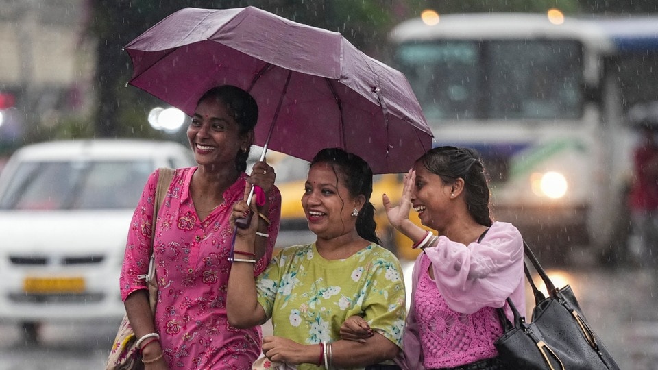 কলকাতা, হাওড়া, হুগলি, উত্তর ও দক্ষিণ ২৪ পরগনা, পূর্ব ও পশ্চিম মেদিনীপুর-সহ দক্ষিণবঙ্গের বেশ কয়েকটি জেলায় সতর্কতা জারি করা হয়েছে। (PTI)