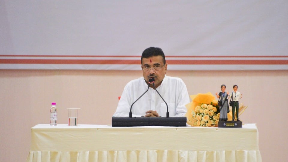 মুখ্যমন্ত্রী শুভেন্দু অধিকারীর সঙ্গে গত ৯ মে প্রথম দফায় শপথ নিয়েছিলেন মাত্র পাঁচজন মন্ত্রী। (PTI)