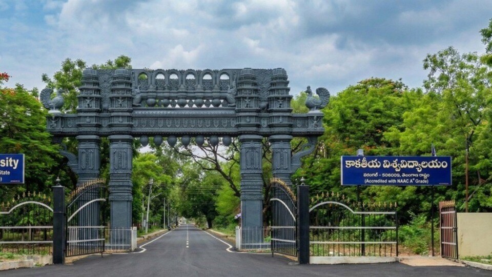 <p>టీజీ ఎడ్‌సెట్ ఫలితాలు విడుదలైన నేపథ్యంలో, రాష్ట్రవ్యాప్తంగా ఉన్న ప్రభుత్వ, ప్రైవేట్ బీఈడీ కళాశాలల్లో సీట్ల భర్తీకి సంబంధించిన వెబ్ కౌన్సెలింగ్ ప్రక్రియను అధికారులు త్వరలోనే ప్రారంభించనున్నారు. </p><h3> </h3>