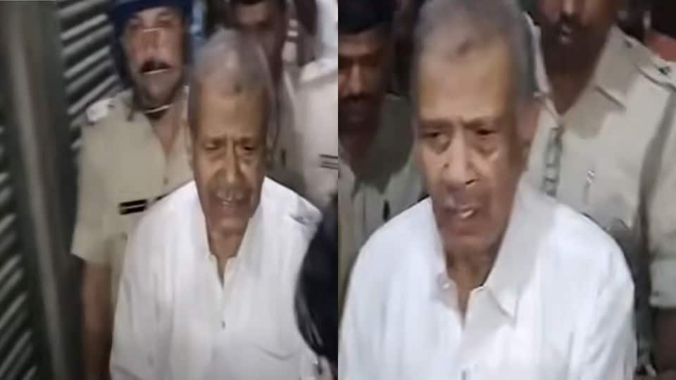 নবদ্বীপ পুরসভার চেয়ারম্যান বিমানকৃষ্ণ সাহাকে আটক করেছে পুলিশ।
